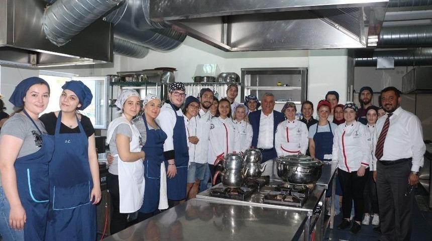 Başkan Kayalı, Turizm Fak&uuml;ltesi &Ouml;ğrencileriyle Bir Araya Geldi