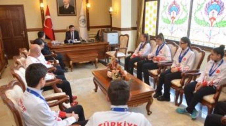 Şampiyonlar Vali Arslantaş&rsquo;ı Ziyaret Etti