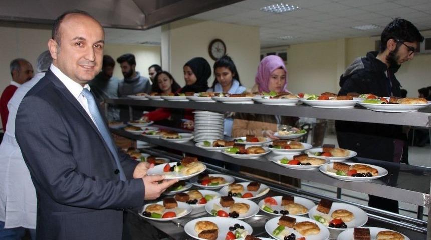 Rekt&ouml;rden Sınavlara Hazırlanan &Ouml;ğrencilere Kek-b&ouml;rek İkramı