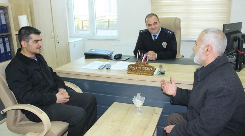 Suriyeli &Ccedil;&ouml;pte Bulduğu Altınları Polise Teslim Etti