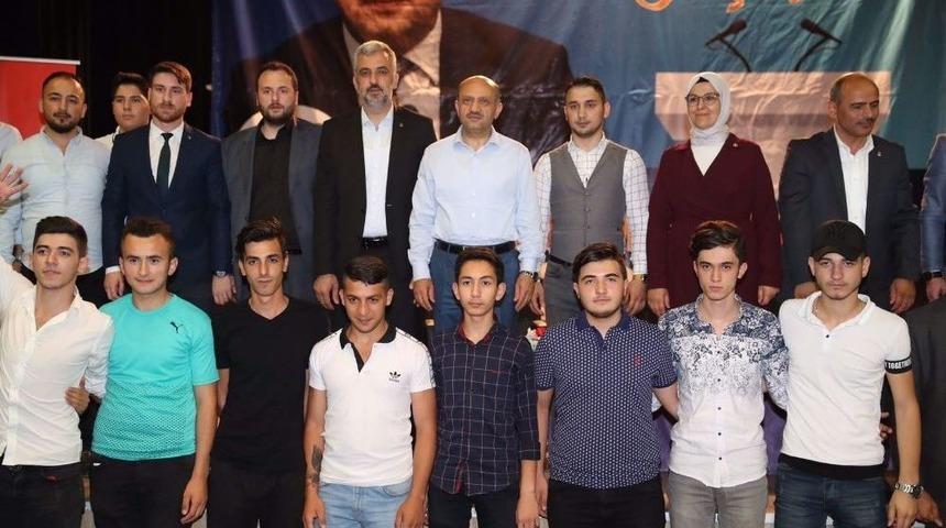 Başbakan Yardımcısı Işık, İyi Parti&rsquo;den Ak Parti&rsquo;ye Ge&ccedil;en Gen&ccedil;lerin Rozetlerini Taktı