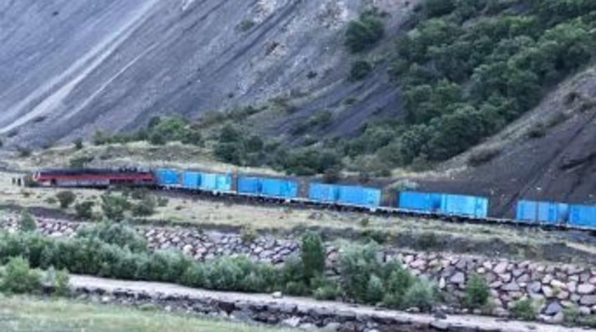 Erzincan’da Heyelan Treni Raydan Çıkardı