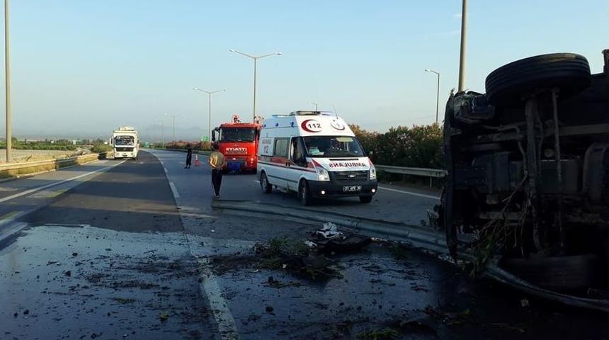 Hurda Y&uuml;kl&uuml; Tır Devrildi: 1 Yaralı