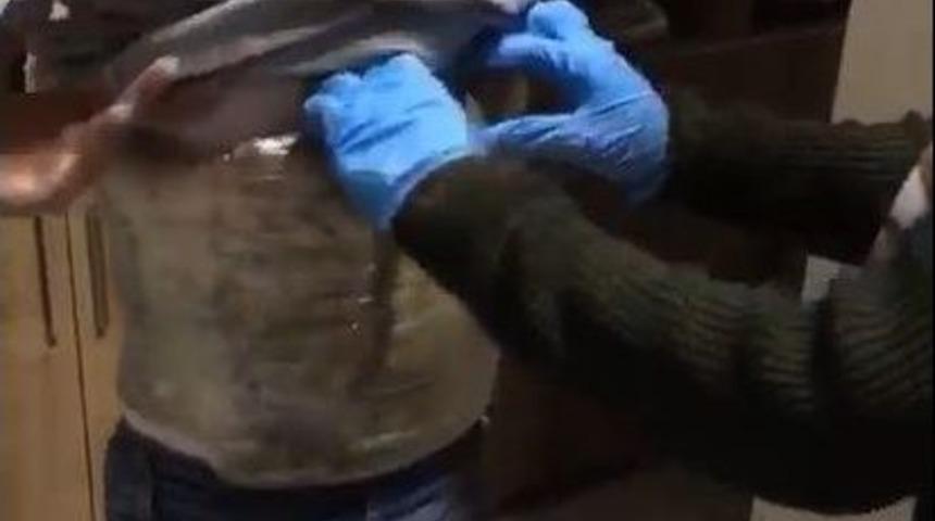 V&uuml;cuduna Sarılı 2 Kilo Esrarla Yakalanan Kadın Tutuklandı