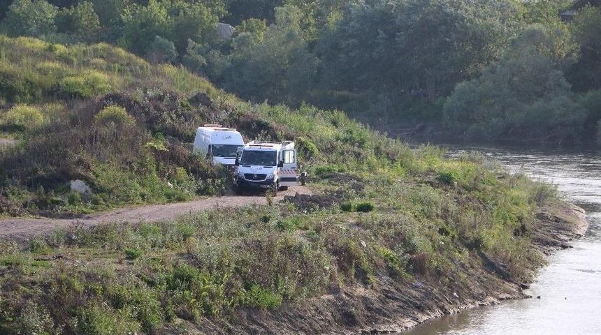Arkadaşlarına Kızdı Aracını Nehre Attı