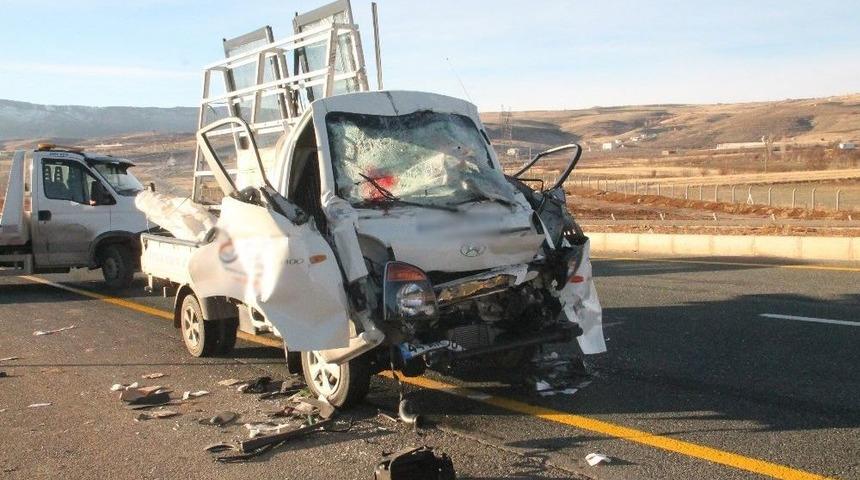 Elazığ&rsquo;da Pikap Kamyona &Ccedil;arptı: 2 Yaralı
