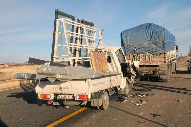 Elazığ’da Pikap Kamyona Çarptı: 2 Yaralı