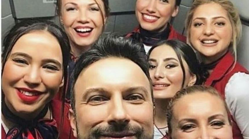 Tarkan&rsquo;a U&ccedil;akta Yolculardan Ve Hosteslerden Yoğun İlgi