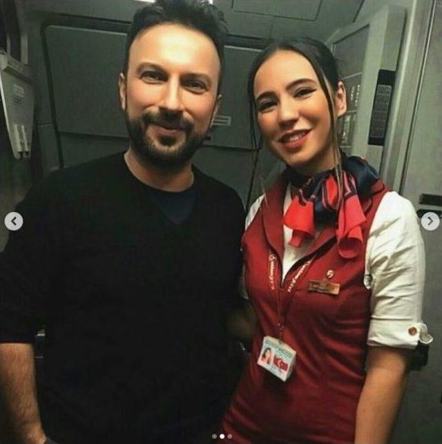 Tarkan’a Uçakta Yolculardan Ve Hosteslerden Yoğun İlgi