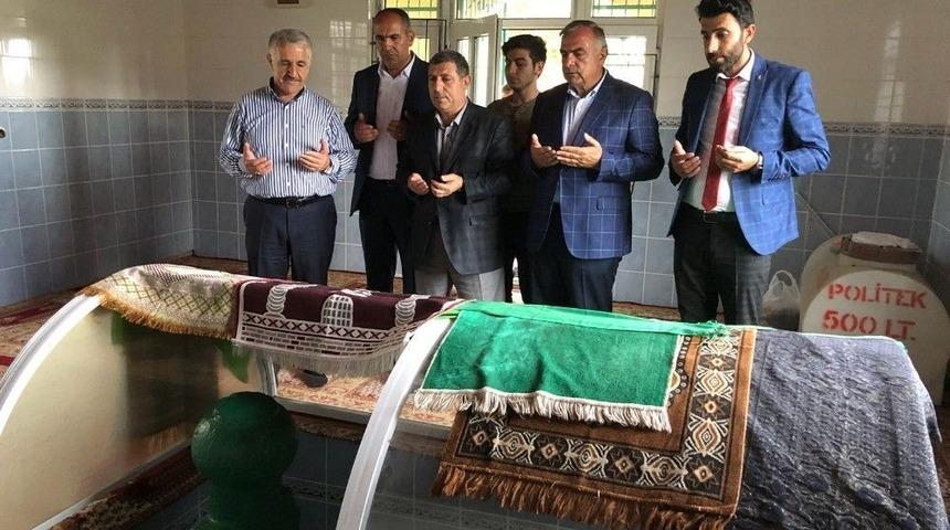Bakan Arslan Hacı Kağızman T&uuml;rbesini Ziyaret Ederek Dua Etti