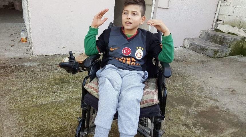 Mert Ali&rsquo;nin Tekerlekli Sandalyesinin Ak&uuml;s&uuml;n&uuml; &Ccedil;aldılar