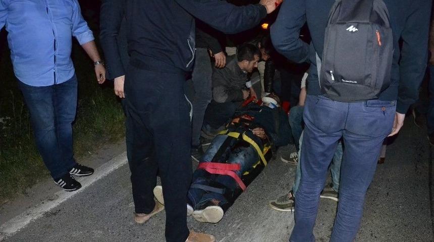 Otomobille Trakt&ouml;r &Ccedil;arpıştı: 3 Yaralı