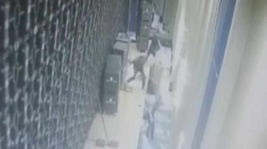 Toplantı Salonuna Kurulan Dev Led Ekranlar B&ouml;yle Devrildi