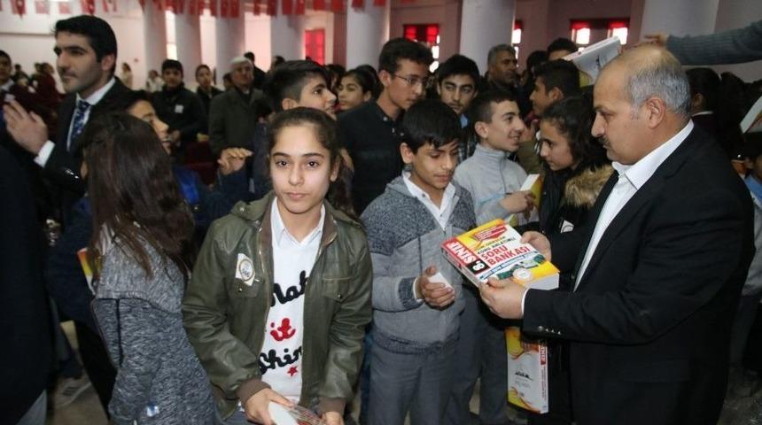 Suru&ccedil;&rsquo;ta &Ouml;ğrencilere Konu Anlatımlı Kitap Dağıtıldı