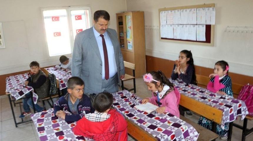 Ağrı Milli Eğitim M&uuml;d&uuml;r&uuml; Turan&rsquo;dan Okul Ziyaretleri