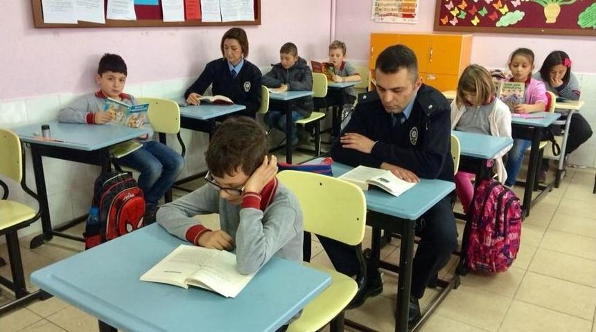 Polis Abi Ve Ablaları İle Kitap Okudular