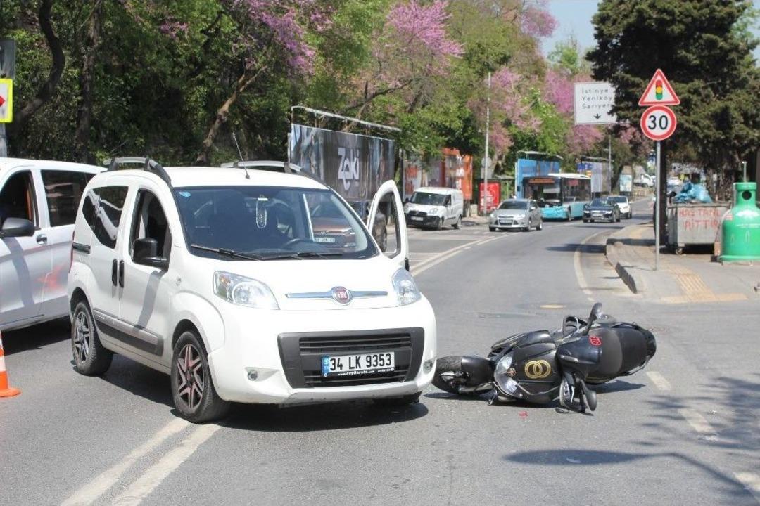 (&ouml;zel) Yoldan Ge&ccedil;en Kadın Yaralı Adamın Elini Bir An Olsun Bırakmadı