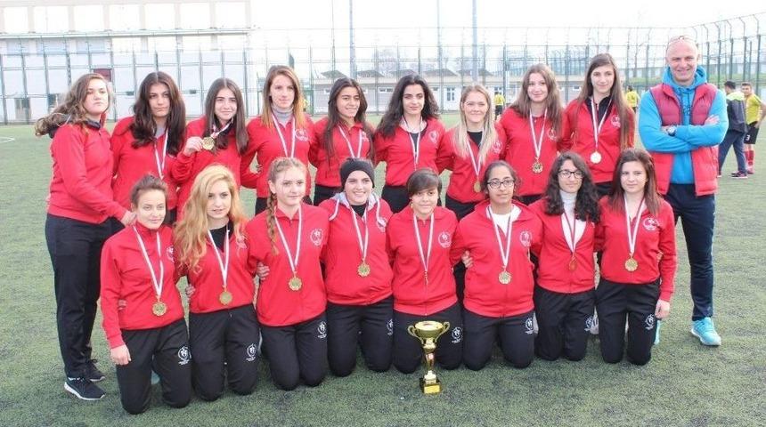 Kız Futbol Takımı Namağlup Şampiyon Oldu