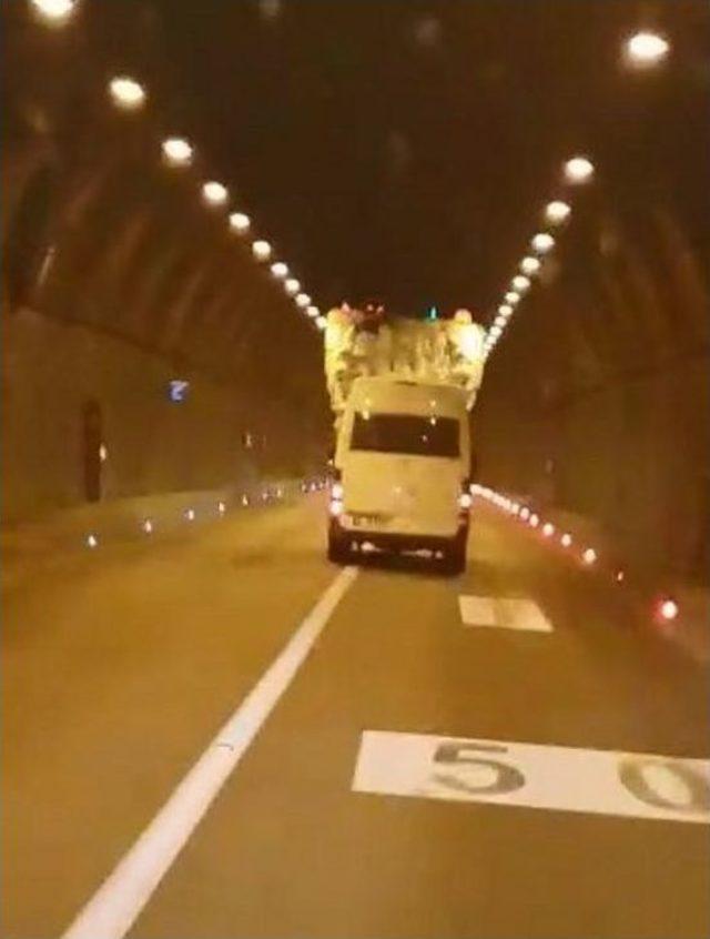 Saman Yüklü Kamyon Tünelde Trafiği Tehlikeye Soktu