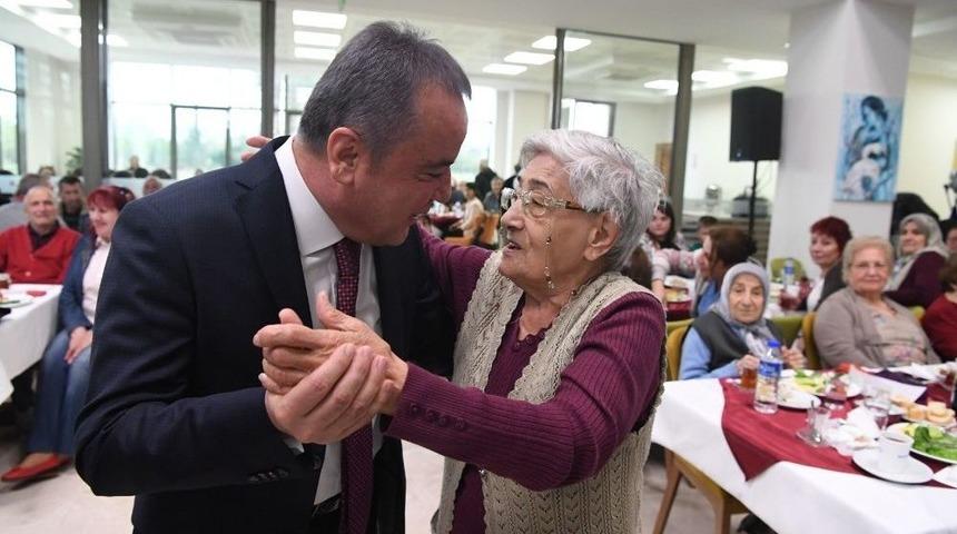 Yaşlılar, Yaşlılar Kreşi’yle Çok Mutlu