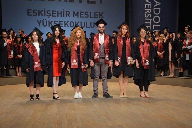 Eskişehir Meslek Yüksekokulu Mezunlarını Uğurladı