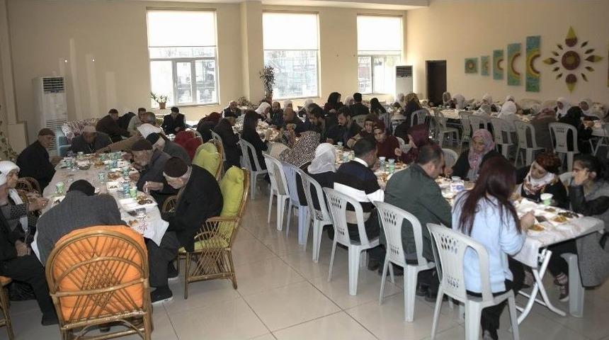 B&uuml;y&uuml;kşehir Belediyesi Yaşlıları Yemekte Buluşturdu