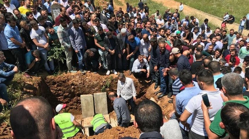 Trafik Kazasında Hayatını Kaybeden 3 Gen&ccedil; Toprağa Verildi