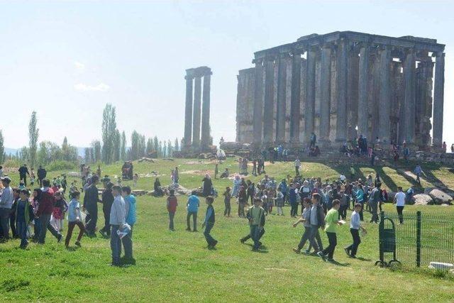 Aizonai Antik Kenti’nde ’çavdarhisar Okuyor’ Projesi