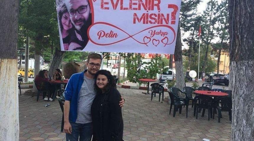 &Ccedil;ay Bah&ccedil;esinde İlgin&ccedil; Evlenme Teklifi