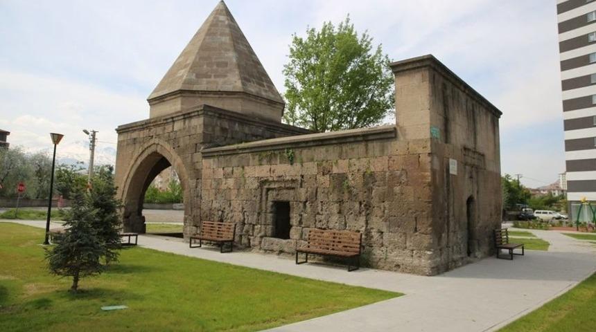 D&ouml;rt Ayaklı T&uuml;rbe&rsquo;nin Onarımı Ve &Ccedil;evre D&uuml;zenlemesi Tamamlandı