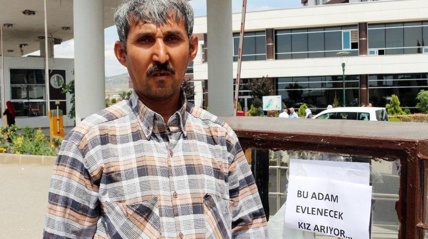 Simit Arabasına Yazdığı Yazıyla Eş Arıyor