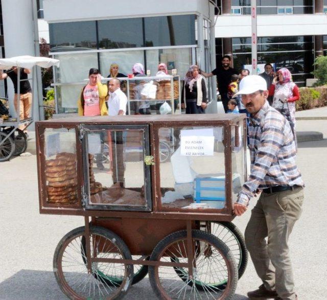 Simit Arabasına Yazdığı Yazıyla Eş Arıyor