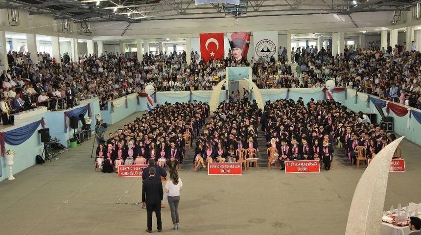 Er&uuml; M&uuml;hendislik Fak&uuml;ltesi 2. Grup Mezuniyet T&ouml;reni Kapsamında 4 B&ouml;l&uuml;mden 500 &Ouml;ğrenci Mezun Oldu
