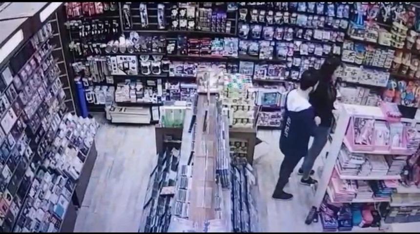 Oyun Konsolu &Ccedil;alarken Kameralara Yakalandılar