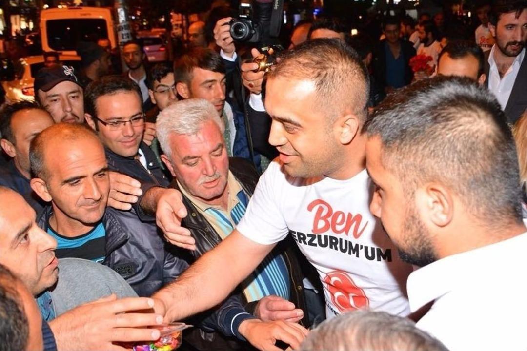 Mhp&rsquo;li Adem Yurdig&uuml;l G&ouml;n&uuml;llerde Taht Kuruyor, Ezberleri Bozuyor