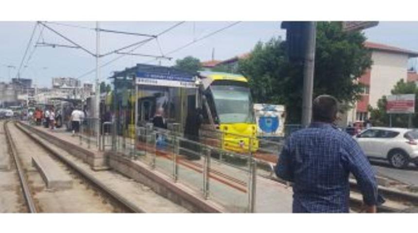 10 Yaşındaki &Ccedil;ocuğun Ayağı Tramvayın Altına Sıkıştı