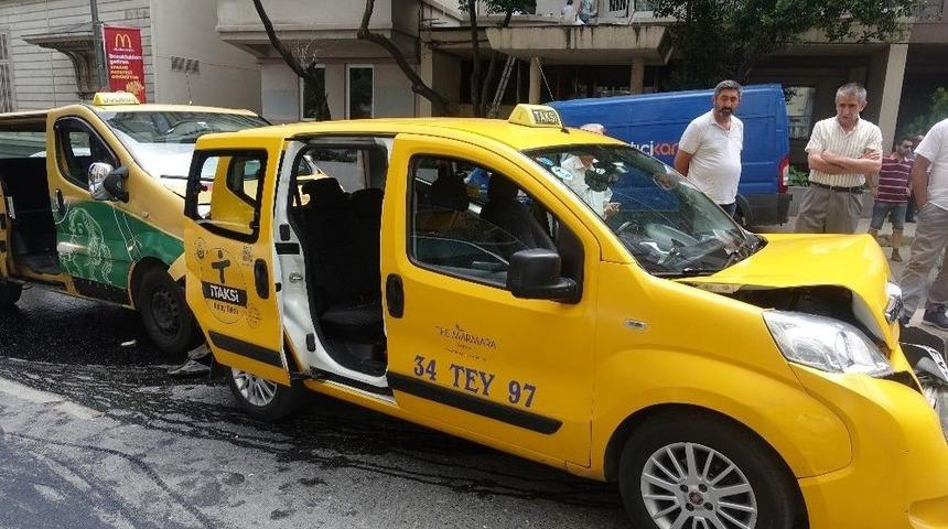 Beyoğlu&rsquo;nda Zincirleme Trafik Kazası: 1 Hafif Yaralı