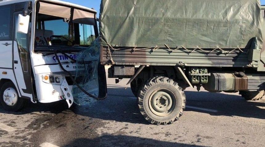 Askeri Ara&ccedil; İle İş&ccedil;i Servisi &Ccedil;arpıştı: 5 Yaralı