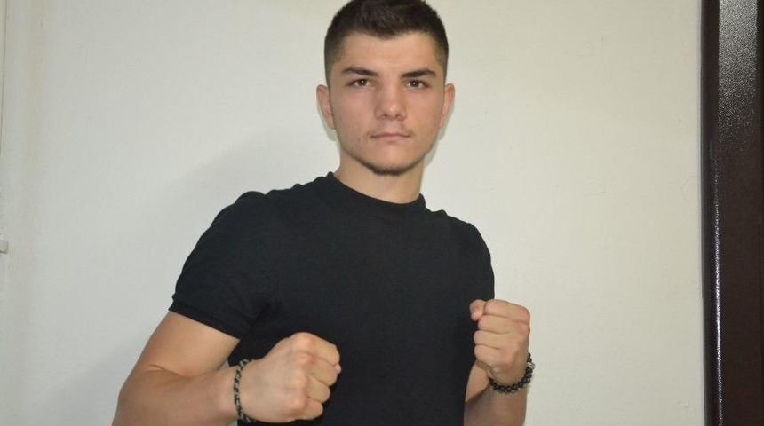 Balıkesirli Boks&ouml;r D&uuml;nya Şampiyonluğu İ&ccedil;in Ringe &Ccedil;ıkıyor