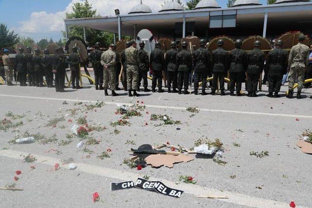 Şehit Cenazesinde Kılıçdaroğlu’nun Çelengine Tepki