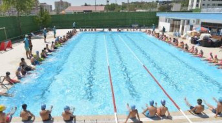 Yetişkinler İ&ccedil;in Y&uuml;zme Kursu A&ccedil;ıldı