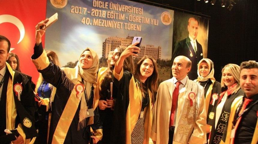 D&uuml;&rsquo;de Mezuniyet Coşkusu