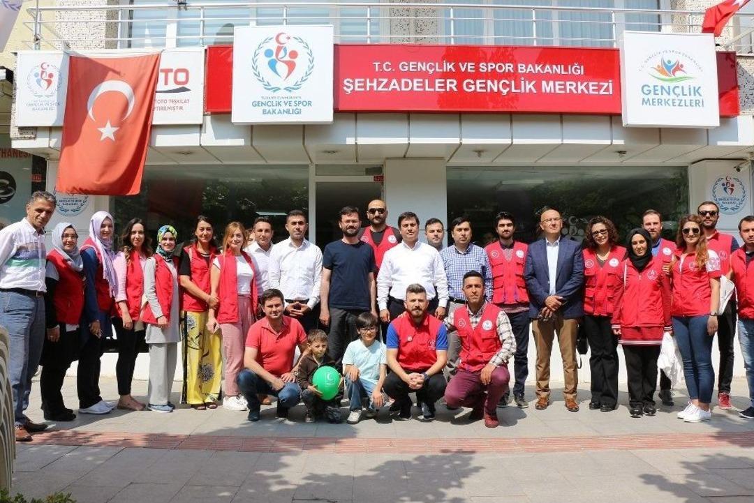 Manisa&rsquo;daki Gen&ccedil;lik Merkezi G&ouml;n&uuml;ll&uuml;leri Piknikte Buluştu