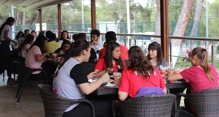 Manisa’daki Gençlik Merkezi Gönüllüleri Piknikte Buluştu G1