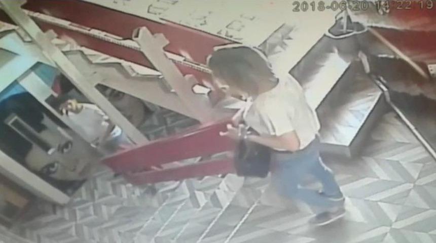 Sevgilisinin G&ouml;z&uuml; &Ouml;n&uuml;nde Kendini Bı&ccedil;akladı