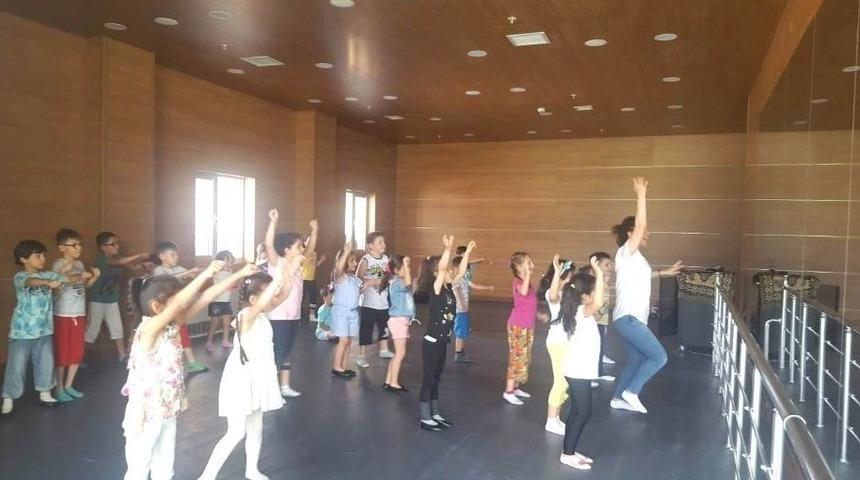 Yaz Ayında Eğitimler S&uuml;r&uuml;yor