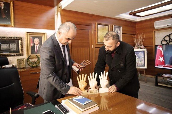 Rabia İşaretini Ahşaba İşledi G1