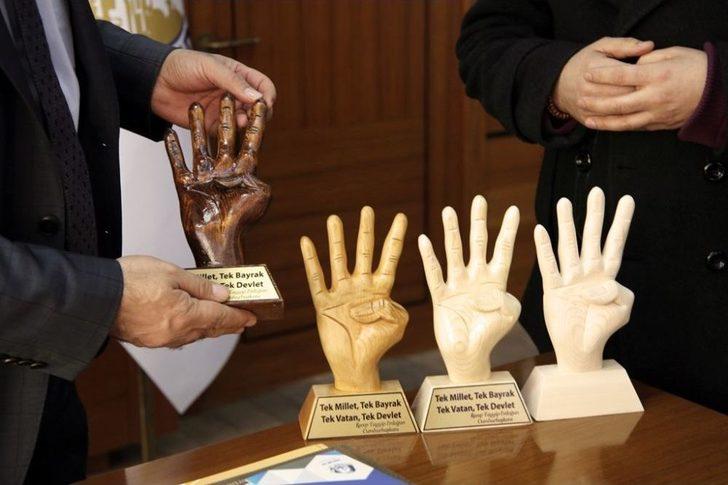 Rabia İşaretini Ahşaba İşledi G2