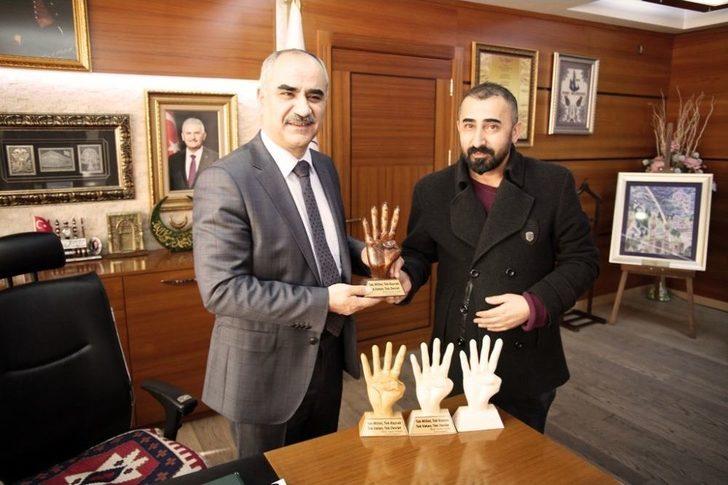 Rabia İşaretini Ahşaba İşledi G3