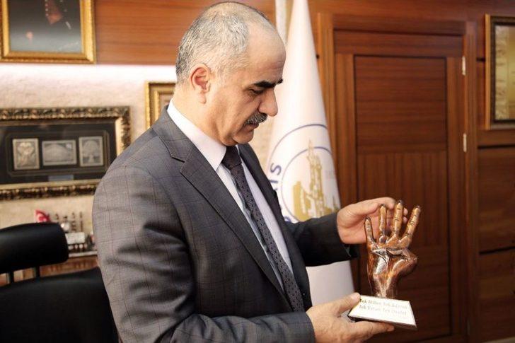 Rabia İşaretini Ahşaba İşledi G4